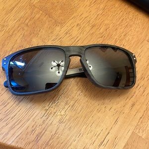 Oakley sunglasses men or women